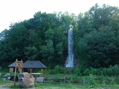 Foto cascada in spate (c) Petru Goja